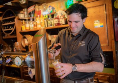 Walter Bonekamp aan het bier tappen