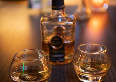 Whisky fles met twee glazen