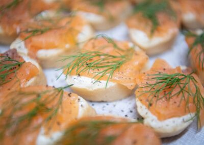 Zalm hapjes met roomkaas en dille