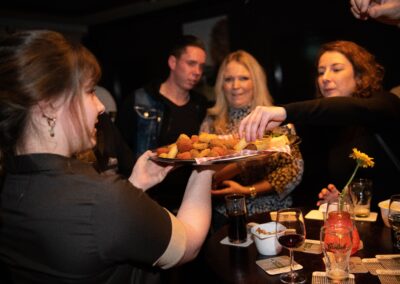 Donja aan het hapjes serveren bij een feest